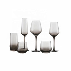 Ensemble de verres à <span class=keywords><strong>vin</strong></span> rouge gris fumé élégants et luxueux avec logo personnalisé, design de tige personnalisé pour les fêtes à domicile - Product Image 1