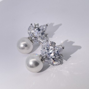 Pendientes de Latón Chapado en Oro Elegantes y Lujosos de Tianyu Gems para Mujer con Diseño de Flores y Perlas con Corte Marquesa - Product Image 1