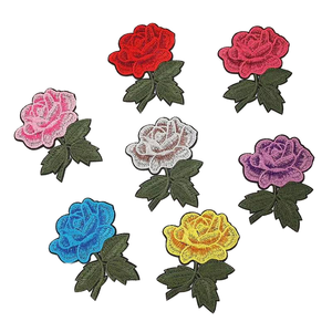 Juego de parches termoadhesivos de lona 3D con bordado de rosas multicolor para sombreros - Product Image 1