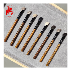 Pinceau de maquillage en cheveux naturels à manche en bois de santal avec logo personnalisé pour le visage Pinceau de mélange anti-cernes dense à angle sans trace - Product Image 1