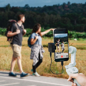 Microphones Lavalier sans fil omnidirectionnels à condensateur 2.4G à double revers de téléphone portable professionnel de haute qualité pour Youtubers - Product Image 5