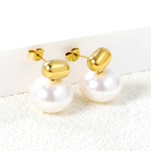 Boucles d'oreilles tendance personnalisables en acier inoxydable plaqué or 18 carats, étanches, avec perles et boules volumineuses pour femmes - Product Image 1