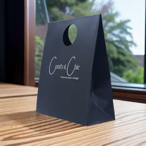 Роскошная упаковка для покупок, вырезанные ручки с индивидуальным логотипом, черный дизайн, матовая бумага для переноски, Подарочная сумка премиум-класса