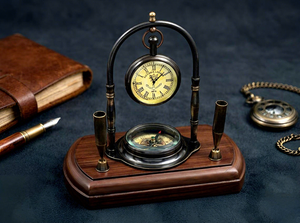 Organizador de Escritorio con Brújula Náutica Vintage, Reloj Redondo Colgante, Acabado en Latón Antiguo, Portaplumas Metálico, Base de Madera Decorativa - Product Image 3