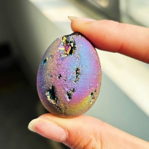 Ornement en cristal poli plaqué titane de haute qualité en forme d'œuf, tendance mode, pierre énergétique, cadeau de Noël, vente en gros - Product Image 2