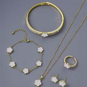 Parures de colliers de créateur tendance en acier inoxydable étanche plaqué or 14k 18k de luxe pour femmes, vente en gros - Product Image 4