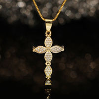 Magnifique Collier Pendentif Croix Chrétienne en Acier Inoxydable Plaqué Or 18 carats avec Diamants en Cristal et Micro-Sertissage CZ