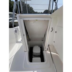 Bateau de travail et de divertissement professionnel Robalo R180 2025 avec moteur F115XB, 18'4 LOA, 8 poutres en fibre de verre et acier - Product Image 3