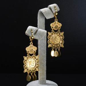 Boucles d'oreilles pendantes longues et texturées, motif pièce de Napoléon sculptée, réfléchissantes, de qualité supérieure, vintage, ornées, en métal artisanal - Product Image 5