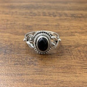 Mini anillo ovalado de ónix negro de Plata de Ley 925, hermosos y bonitos anillos de boda de piedras preciosas para mujeres fabricados en la India - Product Image 2
