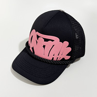 Gorra Trucker de 5 Paneles de Espuma y Malla, con Letras de Grafiti Moradas y Estampado 3D en Relieve, Transpirable/Impermeable, con Cierre de Doble Hebilla, Estilo Béisbol