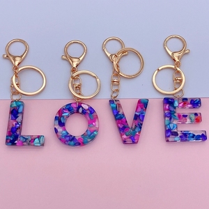 Accessoire en résine de fleurs naturelles, fabrication directe du fabricant, personnalisable, alphabet coloré pour filles, lettres en acrylique, <span class=keywords><strong>porte</strong></span>-clés en résine 26 lettres - Product Image 4