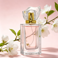 Flacon de parfum rectangulaire en verre transparent de 50 ml, personnalisé avec logo de luxe, design sérigraphié et boîte.