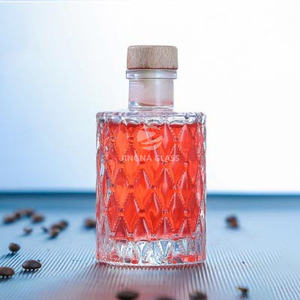 Proveedor de botellas de vidrio de chupito con logotipo grabado elegante de 100ml, botella de vidrio reciclable de forma personalizada para ron, ginebra, whisky, vodka, Tequila - Product Image 2