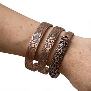Bracelet ouvert élégant en cuivre pur avec plume de paon gravée, bijoux en métal à la mode, design exquis - Product Image 1