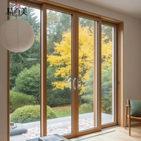 Porte coulissante sur mesure en aluminium et bois, pleine hauteur, avec grande vitre, ton chaud lumineux, pour jardin, terrasse, cour