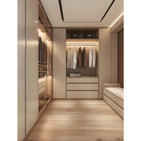 Système de dressing moderne sur mesure en U, couleur crème, avec étagères ouvertes en contreplaqué et armoire de rangement avec coiffeuse