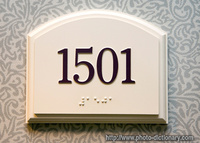 Plaques de porte modernes de haute qualité pour hôtels et bureaux avec signalisation de numéro de maison en braille, matériau personnalisé et design écologique