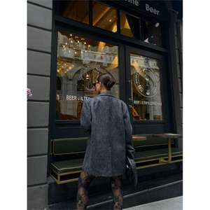 เสื้อเบลเซอร์ทรงบอยเฟรนด์สีเทาผ้าแคชเมียร์ปักลายทอแบบเรียบและลายพิมพ์ - Product Image 2