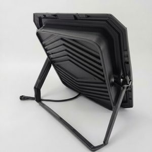 ไฟสปอร์ตไลท์ LED พลังงานแสงอาทิตย์ 200W IP65 สำหรับสวนภายนอกอาคาร ตัวเรือนอะลูมิเนียมหล่อขึ้นรูป แสงสีขาว 5000K ได้รับการรับรองมาตรฐาน CE - Product Image 1