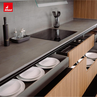 Armoires de cuisine modernes personnalisées Allandgroup, très populaires récemment, en placage de noyer naturel avec éclairage LED blanc chaud