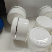 Bocaux en plastique à vis avec garniture argentée et dorée pour emballage cosmétique de crème pour les yeux, logos personnalisés, bocaux d'échantillon de 20g