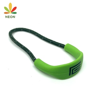 OEM Tùy Chỉnh Thương Hiệ<span class=keywords><strong>u</strong></span> Logo <span class=keywords><strong>U</strong></span> Hình Dạng Mềm Dây Kéo Thanh Trượt Tái Tạo Silicone <span class=keywords><strong>Zip</strong></span> Puller Cho Giày Quần Áo - Product Image 3