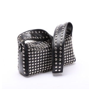 <span class=keywords><strong>Borsa</strong></span> a tracolla <span class=keywords><strong>con</strong></span> <span class=keywords><strong>borchie</strong></span> nere da donna alla moda per rivetti sotto le ascelle - Product Image 1