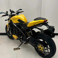 Moto Ducati Streetfighter 848, excellent état. Moteur bicylindre en L de 848 cm³ refroidi par liquide, freins ABS et contrôle de traction DTC