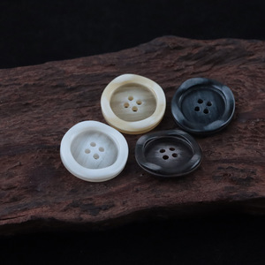 <span class=keywords><strong>Boutons</strong></span> ronds à 4 trous en noix <span class=keywords><strong>de</strong></span> corozo naturelle noire <span class=keywords><strong>pour</strong></span> pantalons et vestes, disponibles en plusieurs couleurs et tailles sur mesure - Product Image 2