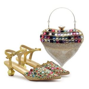 Sacca a forma di cuore scintillante e <span class=keywords><strong>scarpe</strong></span> <span class=keywords><strong>con</strong></span> <span class=keywords><strong>tacco</strong></span> alto <span class=keywords><strong>borchie</strong></span> di diamanti adatte per cene - Product Image 3