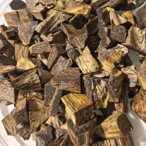Eco010 Legno di Agar di Hainan, Oud di Guangdong, Scaglie 3A 8-12 Anni, Granuli Piccoli Naturali Senza Additivi per Aromaterapia, Venduto al Chilo - Product Image 2