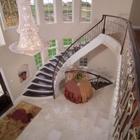 Escalier en colimaçon moderne en acier et bois avec garde-corps en verre, écologique, décoratif intérieur, escaliers courbes sur mesure pour hôtel et appartement
