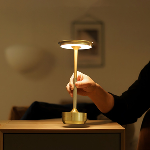 Lampe de table LED en métal de style nordique pour bar et restaurant, lumière blanche chaude 2700K, commande tactile, veilleuse pour camping en extérieur et café - Product Image 3