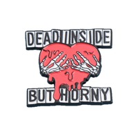 Pin esmaltado con la frase 'Dead Inside but Horny', broche de corazón gótico