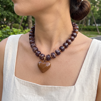 Collier ras du cou en perles d'acrylique effet marbre avec pendentif cœur, entretoises dorées et disques rondelles, couleur marron chocolat, style bohème, pour usage quotidien et soirées