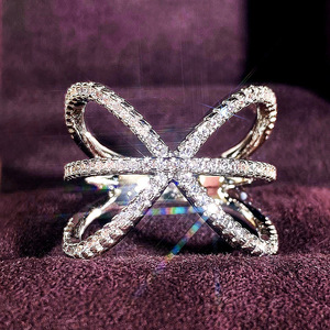 Anello a Linea Incrociata per Donne, Gioiello da Dito Scintillante e alla Moda - Product Image 1