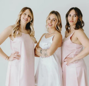 Camicia da Notte Estiva di Lusso in Seta Satinata Traspirante per Donna, Abito Corto con Scollo a V in Tinta Unita Rosa Cipria per Sposa e Feste - Product Image 4