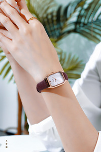 วันหยุดคริสต์มาสนาฬิกาผู้หญิงสายหนังทรงสี่เหลี่ยมอินเทรนด์กันน้ำลำลองควอตซ์ - Product Image 2