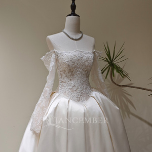 LY127 Magnifique robe de mariée à col bateau, broderie en dentelle, appliques en cristal, jupe longue, avec corset - Product Image 4