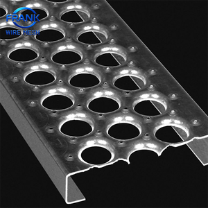 Grille antidérapante robuste et perforée en acier soudé, résistante à la corrosion, à profil crocodile, pour raffineries de pétrole et centrales électriques - Product Image 5