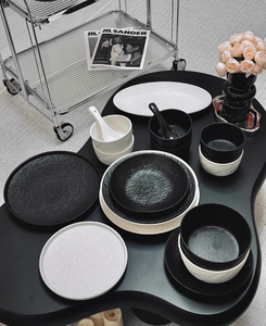 Assiettes à dîner en porcelaine classiques noires et blanches, en pierre solide, haut de gamme, écologiques, personnalisables pour les hôtels - Product Image 4