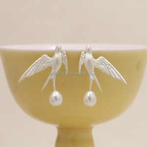 Orecchini Pendenti Rosaeflora "Among the Clouds" con Rondini in Volo, Argento Sterling 925 Autentico e Perle d'Acqua Dolce, Gioielli Raffinati - Product Image 6