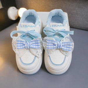 รองเท้าผ้าใบเด็กผู้หญิงน่ารักสไตล์ใหม่สำหรับฤดูใบไม้ผลิและ2025รองเท้ากีฬาลำลองสีขาวขนาดใหญ่ปานกลางสำหรับพื้นรองเท้าวัสดุ PU - Product Image 1