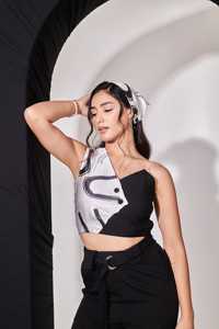 Conjunto de Dos Piezas para Mujer, Top Negro con Pantalón Recto con Pedrería, Atuendo Elegante con Detalles Brillantes, Look Moderno - Product Image 3