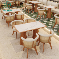 Bestseller Moderne Pizza Restaurant Möbel-Sets – Gewerbliche Quadratische Holztische, Stoff-Rattan-Langbänke und Café-Stühle für Nischen