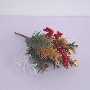 Corona Navideña Artflora Factory con Bayas Rojas y Piñas, 36 cm, Modelo DY1-7969, para Puerta Principal, Decoración Navideña, Plástico, Hecha a Mano, Venta al Por Mayor - Product Image 2