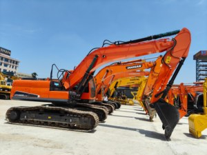Excavadora de cadenas usada Doosan DX250, modelo 2023, pocas horas, excelente estado, motor, engranajes y rodamientos en venta - Product Image 2