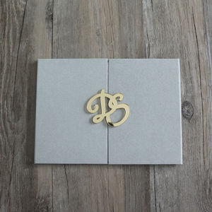 Cartes d'invitation de mariage personnalisées en velours avec monogramme en acrylique - Product Image 5