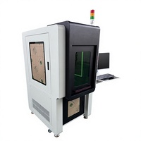 Machine de marquage laser à fibre avec un boîtier fermé et une palette de couleurs noir et blanc ; capable de graver le fer et l'aluminium